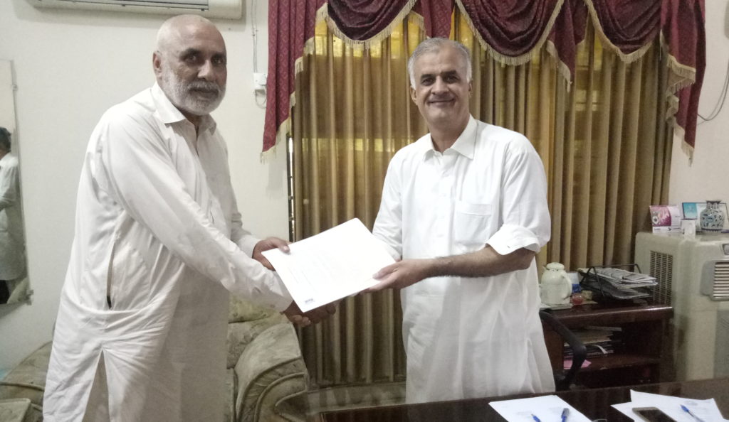 Signing ceremony of MoU by Niaz Hussain, Regional General manager PRSP Multan Region and Dr Kauser Khan from CABI.